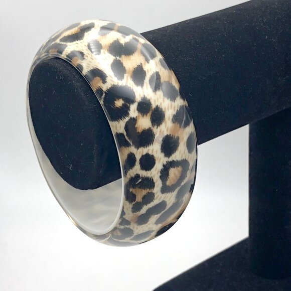 Leopard print wide bangle bracelet – chunky acrylic lucite style animal print - Picture 7 of 9